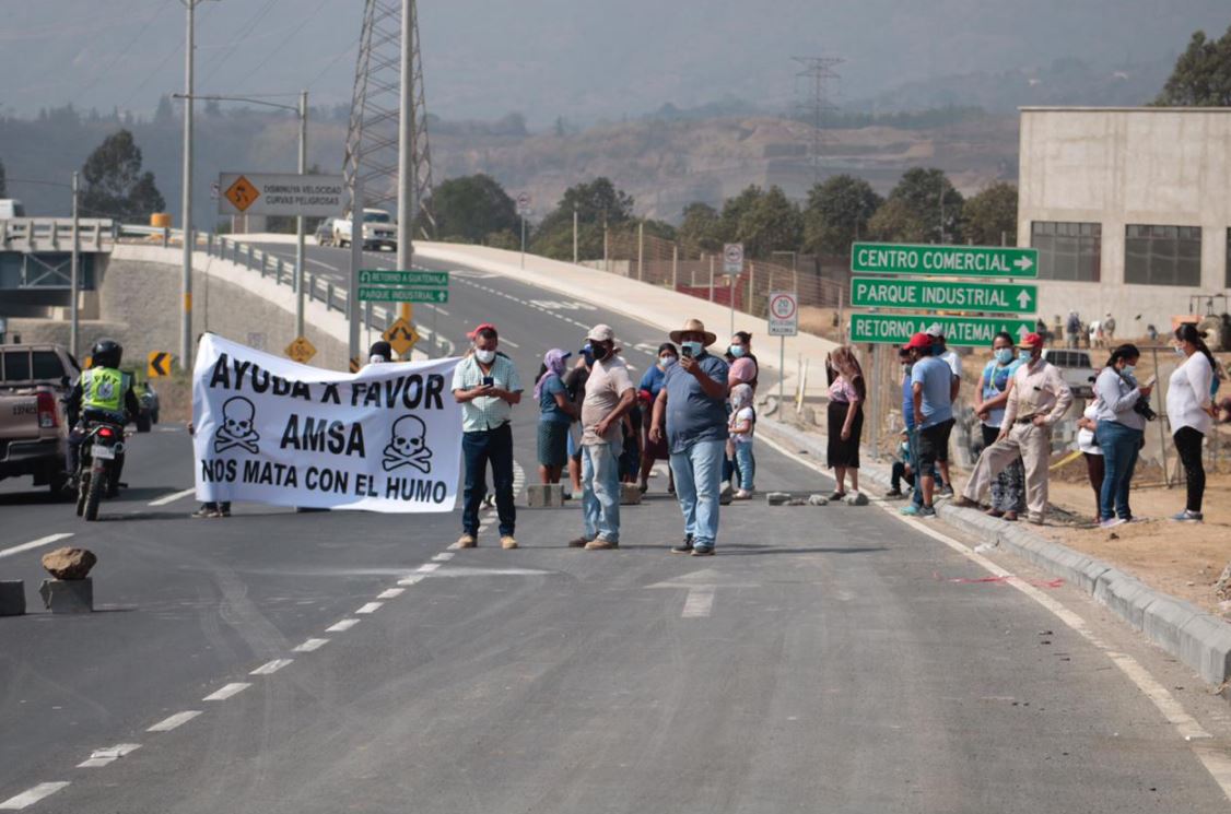 Vecinos de colonias cercanas al vertedero de Amsa, bloquean el km 22.5 de la ruta al Pacífico, en Villa Nueva, para exigir el cierre del basurero. (Foto Prensa Libre:) 