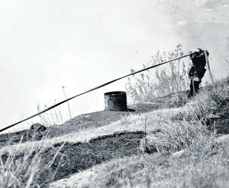 Los socorristas utilizaron mangueras de más de 20 metros de largo para llegar hasta las llamas del siniestro que inició el 19 de diciembre pasado. (Foto Prensa Libre: Byron García)