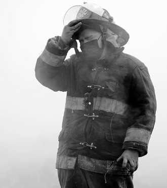 Vinicio López pasó momentos de angustia mientras sofocaba el incendio. Sintió que la tierra se hundía. (Foto Prensa Libre: Carlos Hernández Ovalle)