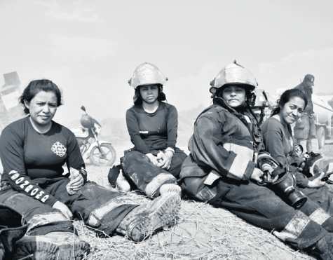Sonrisas y miradas de satisfacción fueron evidentes entre los miembros de la Asociación de Bomberos Departamentales de Guatemala, tras controlar el incendio que afectó a la mayoría de poblados del sur de la capital. (Foto Prensa Libre: Elmer Vargas)