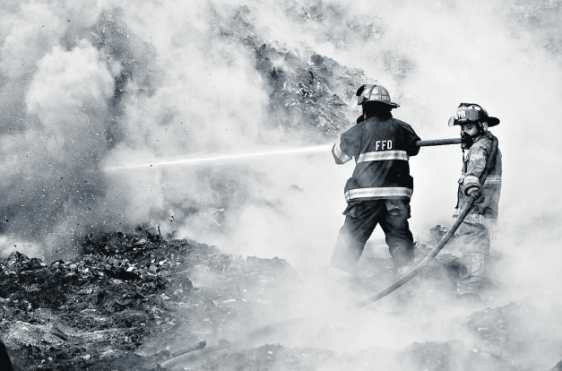 Según relatos de los apagafuegos, en ocasiones imaginaban que luchaban contra un gigante sin pies ni cabeza, pero con el esfuerzo solidario se logró controlar las llamas. (Foto Prensa Libre: Fernando Cabrera)