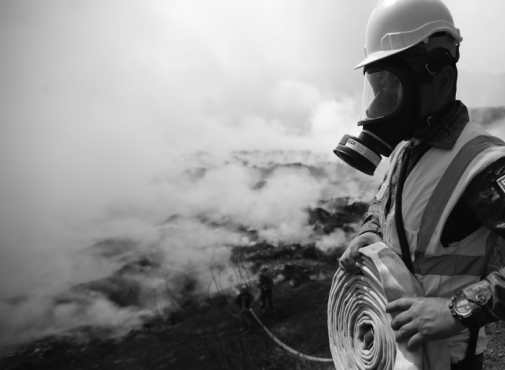 El viento y el humo dificultaron el trabajo, pero socorristas utilizaron trajes especiales. (Foto Prensa Libre: Carlos Hernandez Ovalle)