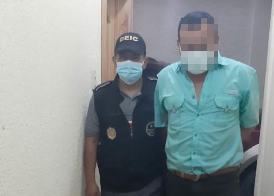 Macario Ernesto Escobar Ramos, de 52 años, subdirector del Centro de Detención Preventiva de Santa Cruz del Quiché, fue detenido por exigir Q30 mil a la familia de un reo. (Foto Prensa Libre: PNC)