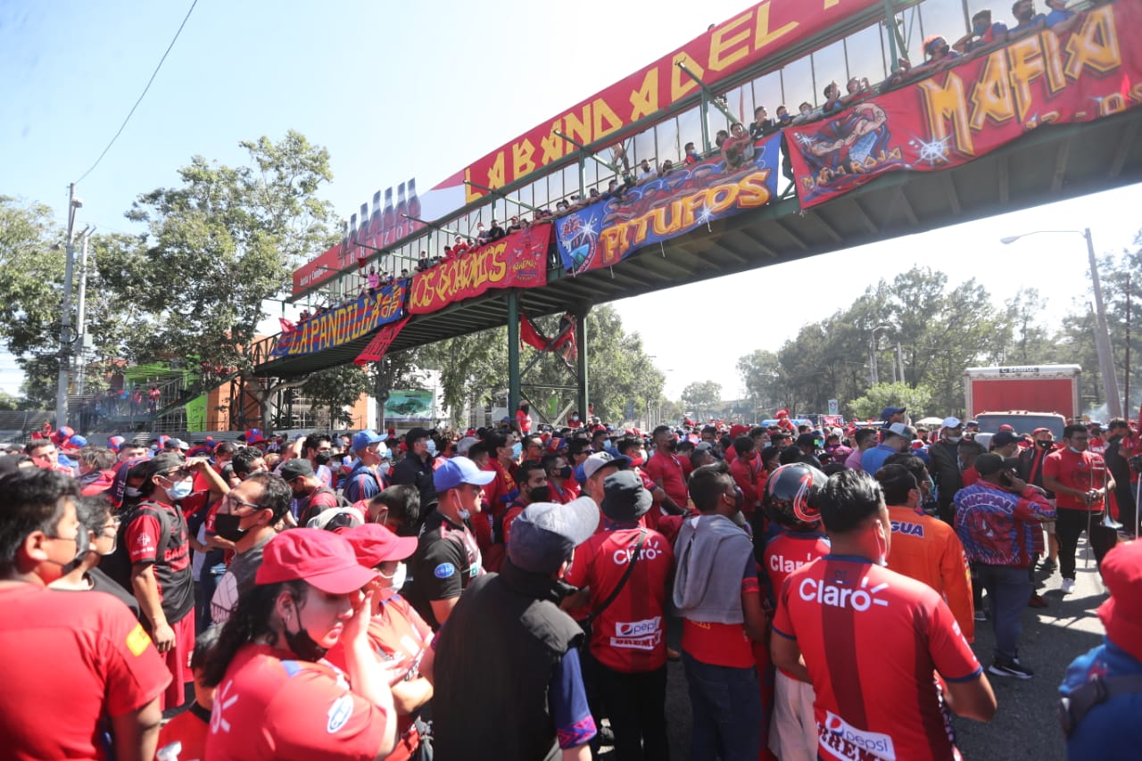 El encuentro fue a puerta cerrada, pero grupos se apostaron afuera del estadio. (Foto Prensa Libre: Érick Ávila)