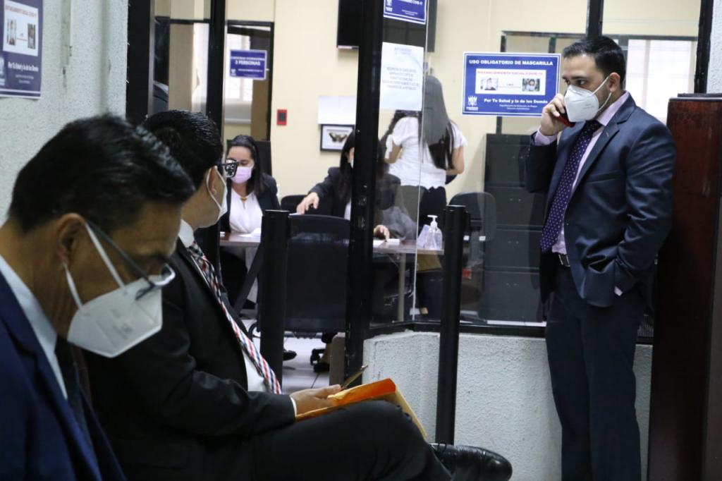 Abogados presentan documentos para entrar al proceso de designación de magistrados a la CC. (Foto: Congreso)