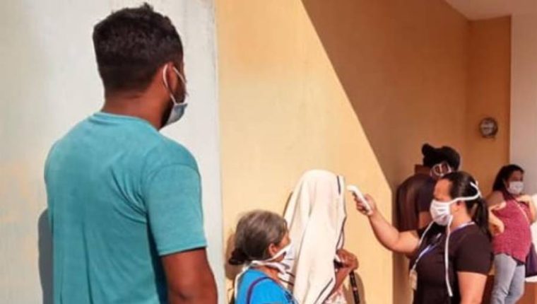 La medida de la temperatura es parte de los protocolos para detectar posibles casos de covid-19. (Foto Prensa Libre: Hemeroteca PL)