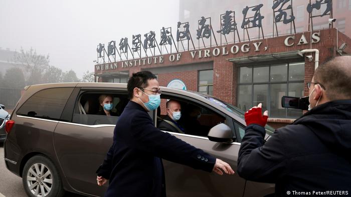 Escoltados por la seguridad china, la misión de la OMS, arriba este miércoles al Instituto de Virología de Wuhan. Entre los miembros del equipo se encontraba el doctor Peter Daszak.	(Thomas Peter/REUTERS)