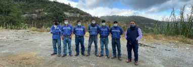 Los seis trabajadores de la empresa Tega, luego de ser liberados. (Foto: cortesía)