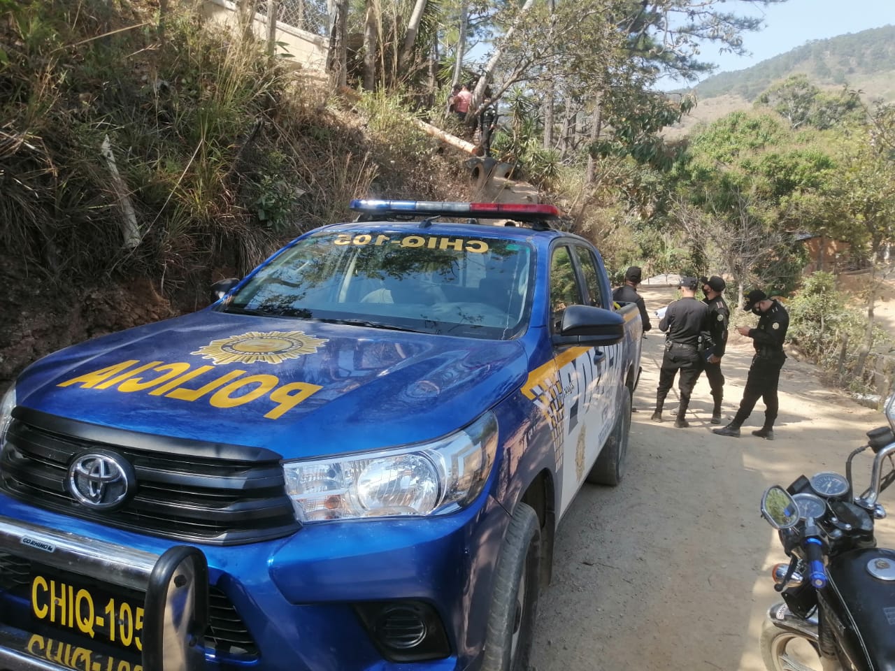 PNC afuera de la casa donde ocurrió la matanza. (Foto: Cortesía)