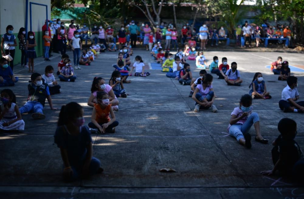 Fotogalería: Niños vuelven a las escuelas mientras autoridades entregan alimentos y útiles escolares en medio de la pandemia por el coronavirus