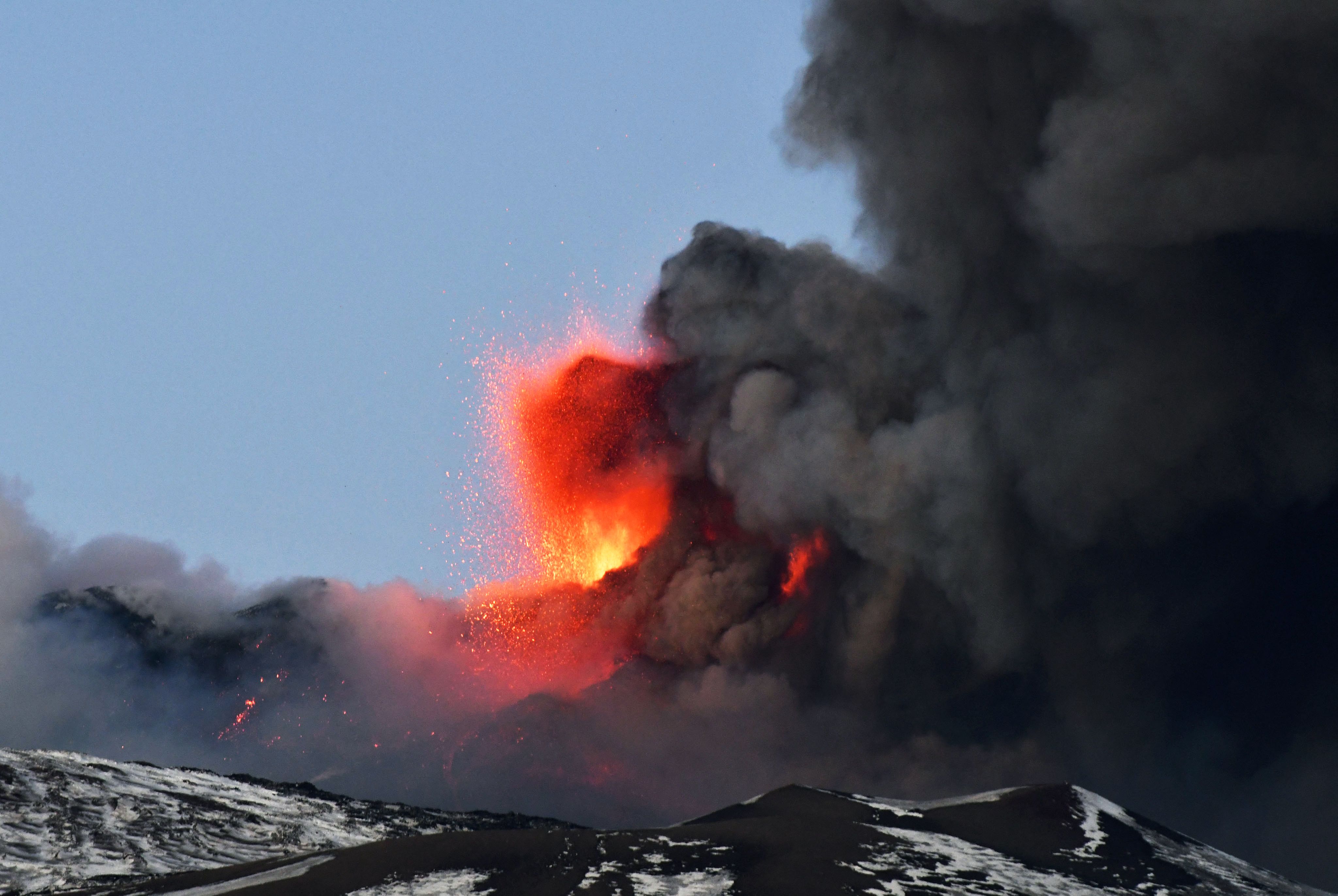 Espectacular erupción del Etna provoca una lluvia de piedras. (Foto Prensa Libre: AFP)