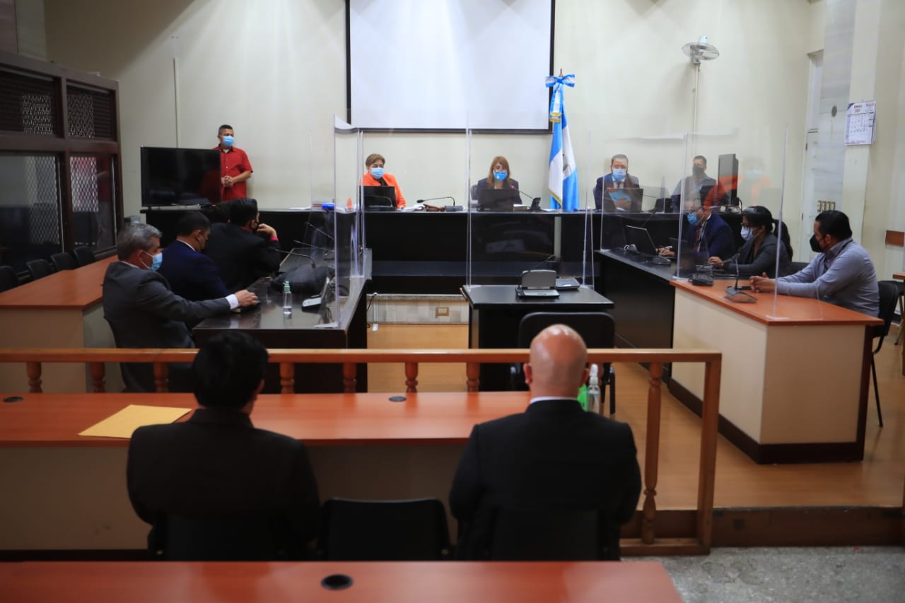 Los integrantes de Los Huistas escuchan la sentencia. (Foto Prensa Libre:  Carlos Hern??ndez Ovalle) 