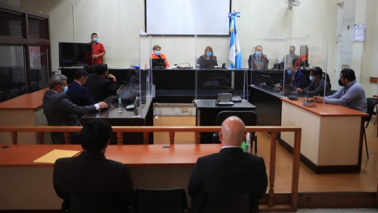 Los integrantes de Los Huistas escuchan la sentencia. (Foto Prensa Libre:  Carlos Hernández Ovalle) 