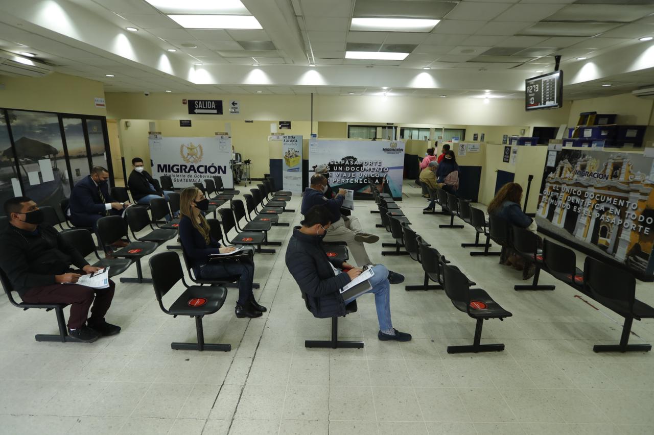Migración pide a la población hacer su cita en forma virtual a tiempo para tener más rápido el pasaporte. (Foto Prensa Libre: María Olga Menaldo)