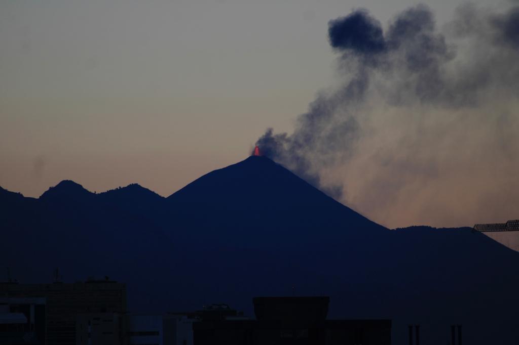 Actividad volcánica del Pacaya vista desde la capital este 20 de febrero. (Foto: Elmer Vargas)