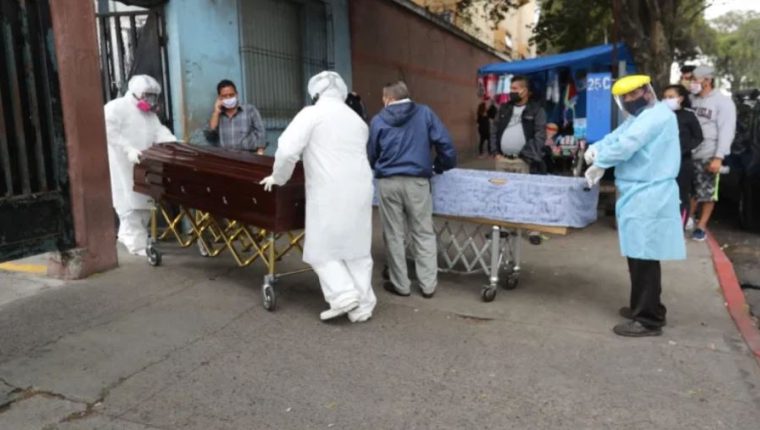 Los muertos por coronavirus son trasladados bajo un estricto protocolo de seguridad. (Foto Prensa Libre: Hemeroteca PL)