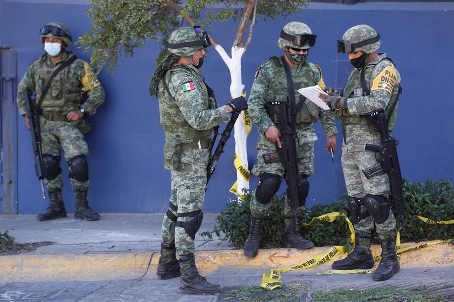 Fuerzas federales de México llevan a cabo las primeras investigaciones en torno al hallazgo en el estado de Jalisco. (Foto Prensa Libre: EFE) 