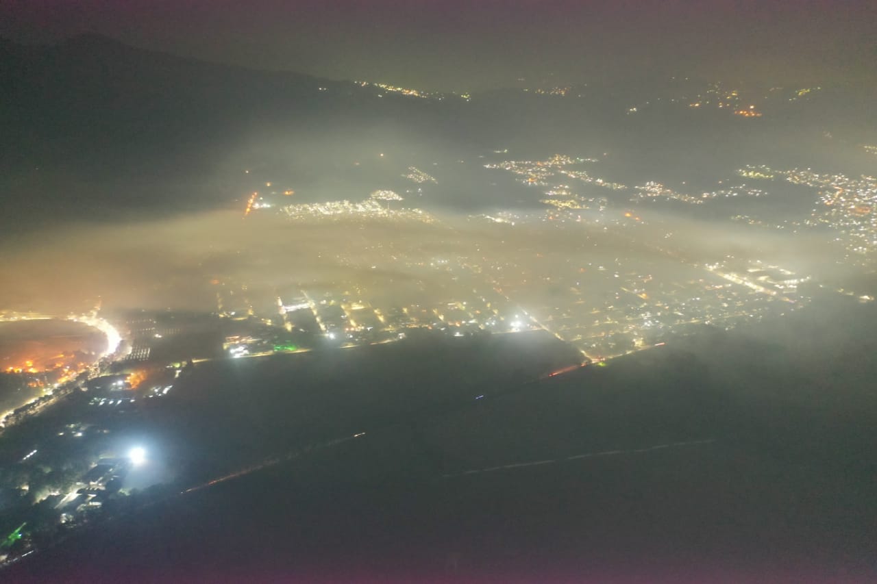 Columna de humo del incendio en basurero de AMSA ya cubre áreas pobladas. (Foto: )