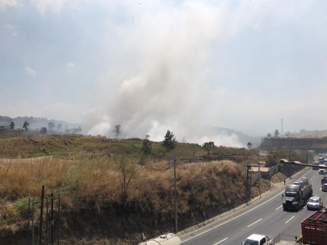 Así se ve el incendio del vertedero de Amsa en el km 22.5 de la ruta al Pacífico, Villa Nueva. (Foto Prensa Libre: Andrea Domínguez)