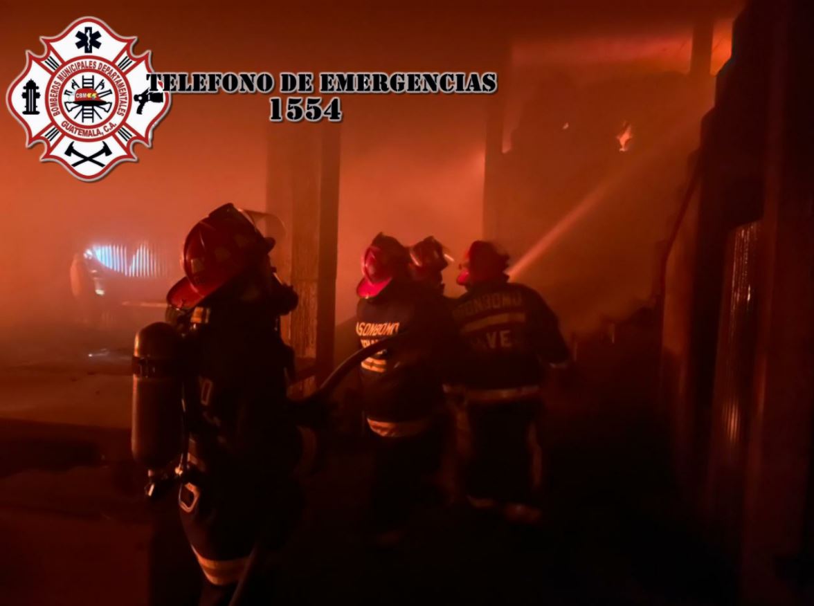 Bomberos Municipales Departamentales en el incendio en la fábrica de camas en la zona 5 de Xela. (Foto Prensa Libre: Bomberos Municipales Departamentales)