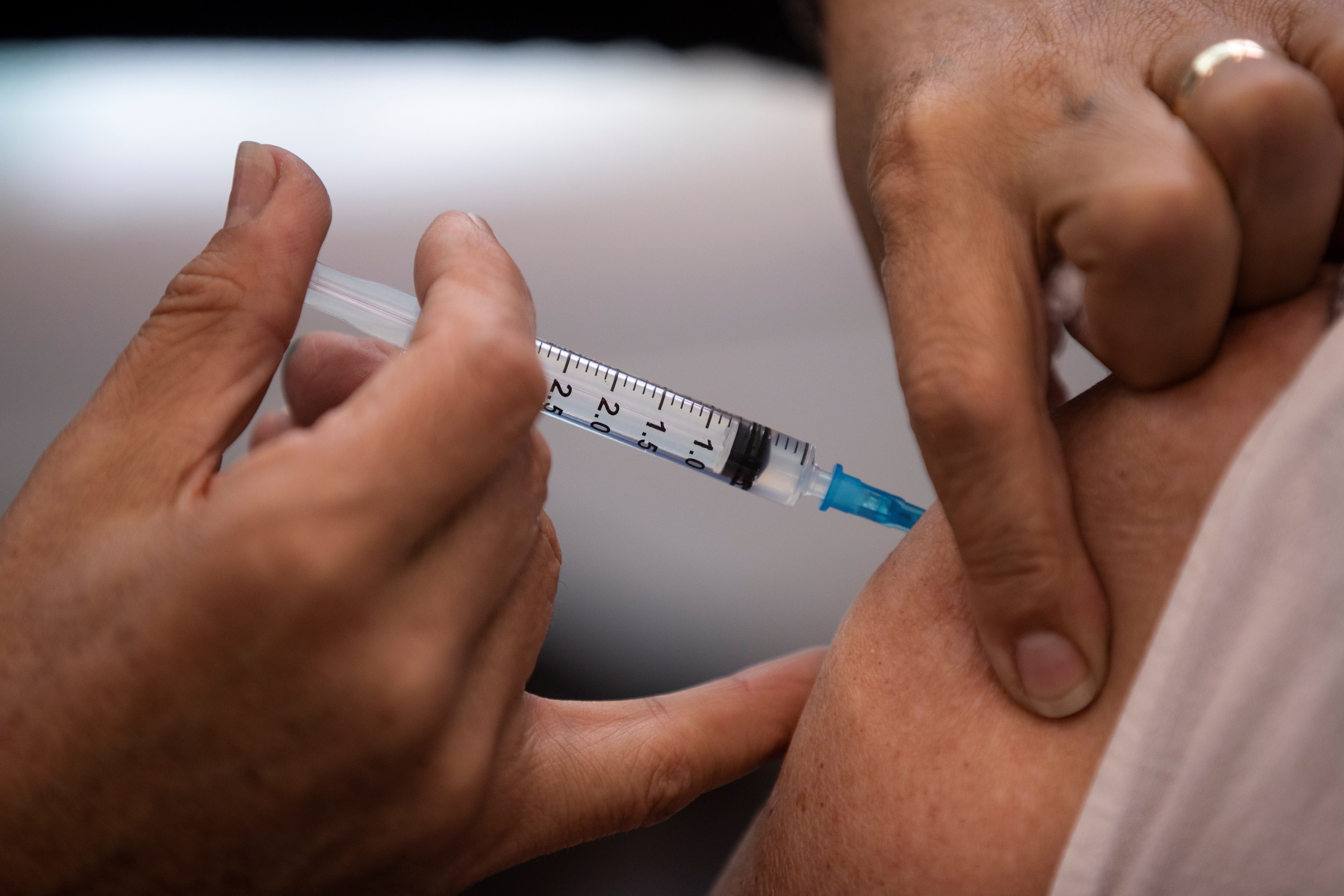 La ley de vacunas no a sigo aprobada, se a puesto entre los puntos de la agenda en el Congreso pero ha quedado en segundo plano. (Foto Prensa Libre: EFE)
