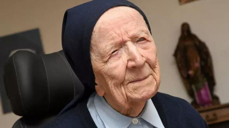 La hermana André, la persona más longeva de Europa es, a punto de cumplir 117 años, una superviviente del coronavirus. (Foto Prensa Libre: St. Mary's Church/Facebook)
