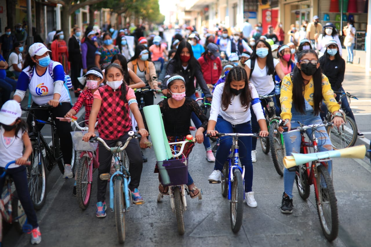 Niñas y adolescentes  realizan un recorrido en bicicleta para denunciar el abuso y violencia contra las niñas en Guatemala. (Foto Prensa Libre: Carlos Hernández Ovalle)