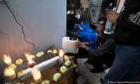 Entrega de un concentrador de oxígeno a una mujer con COVID-19, frente al altar de su marido, quien murió a causa del virus en Iztapalapa, México.	(Marco Ugarte/AP/picture alliance)