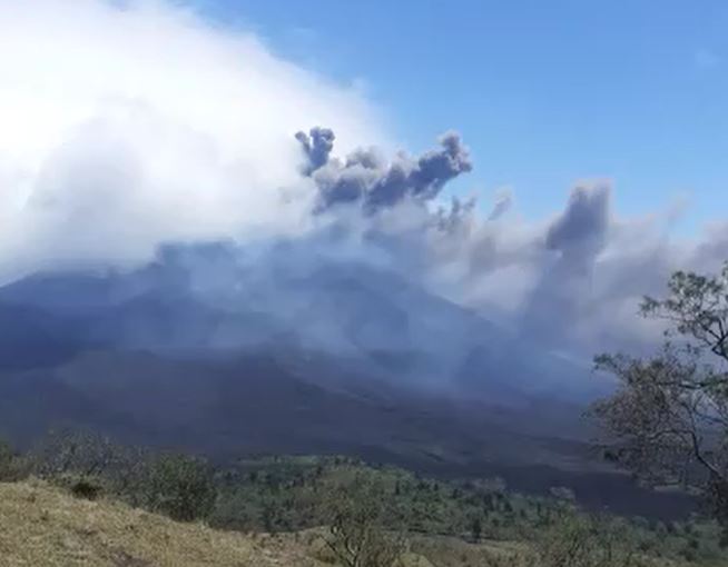 Captura de video que muestra la explosión del volcán Pacaya el 19 de febrero del 2021. (Foto Prensa Libre)
