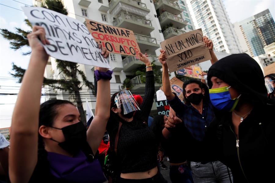 Manifestantes protestan frente a la sede de la Secretaría Nacional de Niñez, Adolescencia y Familia (Senniaf), contra los casos de abuso a menores ocurridos en albergues de dicha institución, en Ciudad Panamá. (Foto Prensa Libre: EFE)