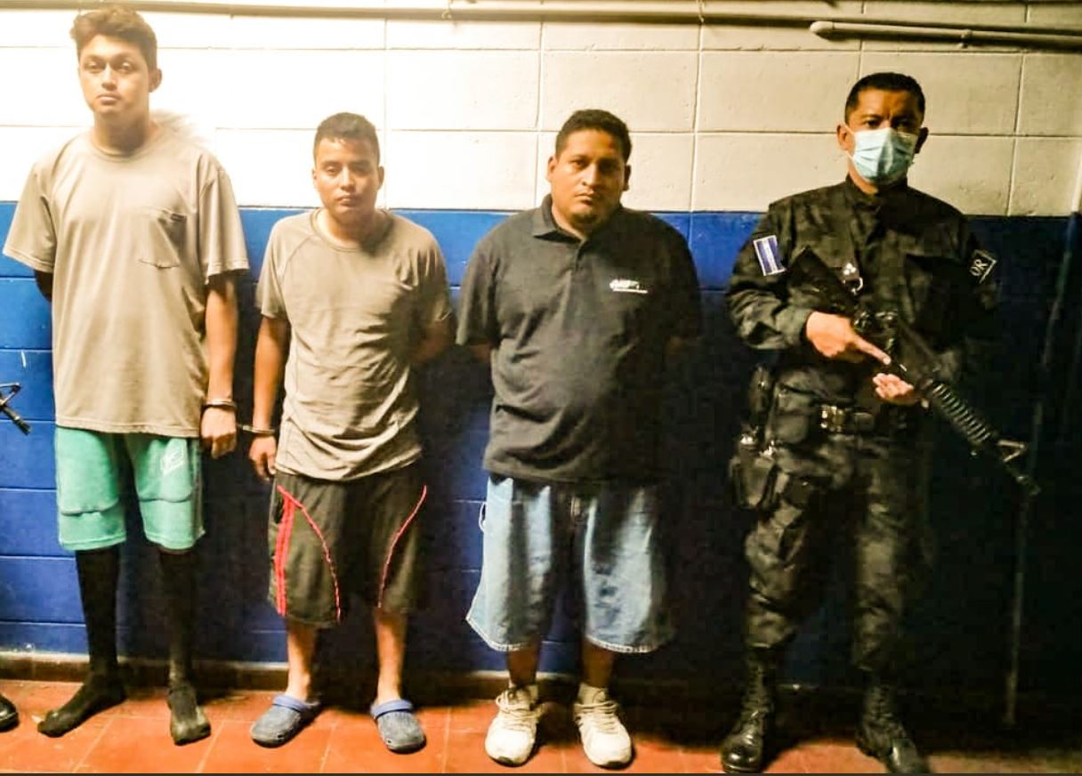 Tres de los cuatro pandilleros capturados en El Salvador por el ataque contra Médicos Sin Fronteras. (Foto Prensa Libre: PNC de El Salvador)