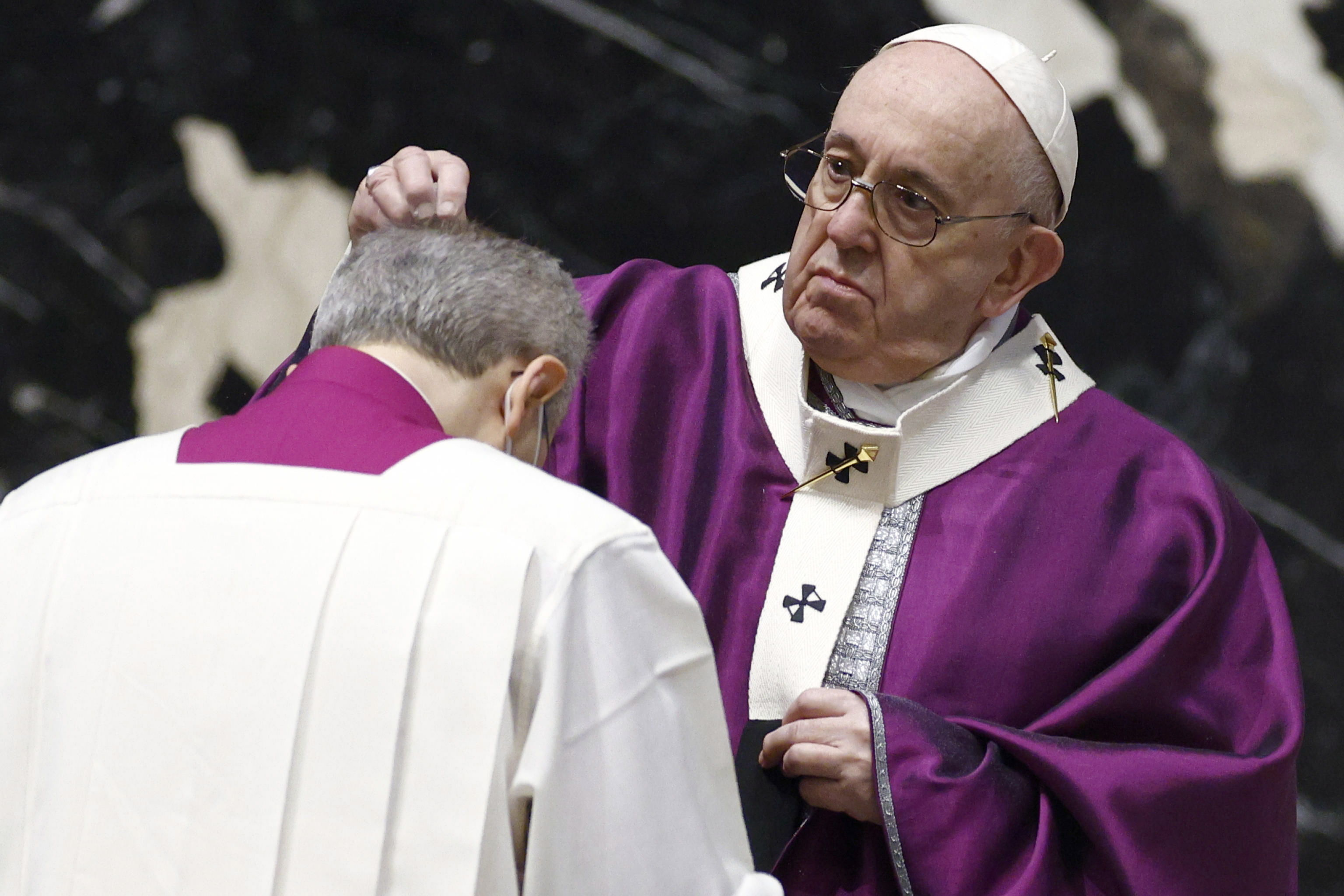 El papa Francisco  dejó caer ceniza en la cabeza de los pocos fieles que asistieron. (Foto Prensa Libre: EFE)