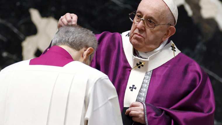 El papa Francisco  dejó caer ceniza en la cabeza de los pocos fieles que asistieron. (Foto Prensa Libre: EFE)