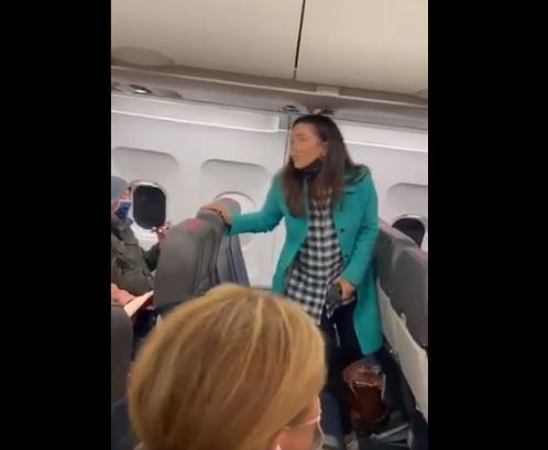 Una mujer que iba en un vuelo hacia Washington se negó a usar la mascarilla y fue denunciada por los demás pasajeros. (Foto Prensa Libre: captura de pantalla)