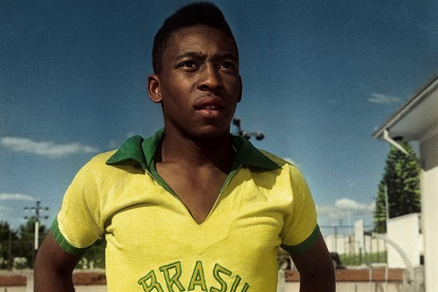 "Pelé", el el reciente documental de Netflix que muestra datos interesantes del futbolista brasileño. (Foto Prensa Libre: EFE)