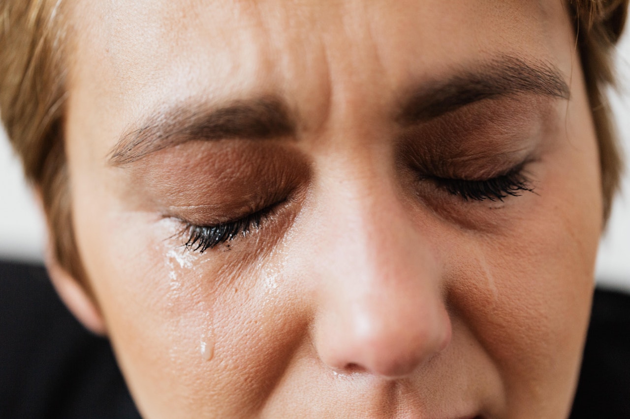 Las emociones negativas es común que se evadan y escondan, lo cual hace más tardía su duración. Por ello se recomienda vivirlas y aceptarlas. (Foto Prensa Libre: Karolina Grabowska en Pexels).