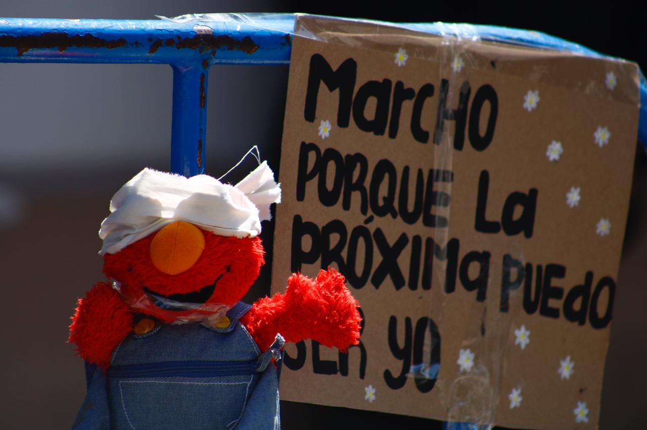 Muñecos de peluche vendados fueron colocados frente a Casa Presidenical como forma de protesta. (Foto Prensa Libre: Fernando Cabrera) 