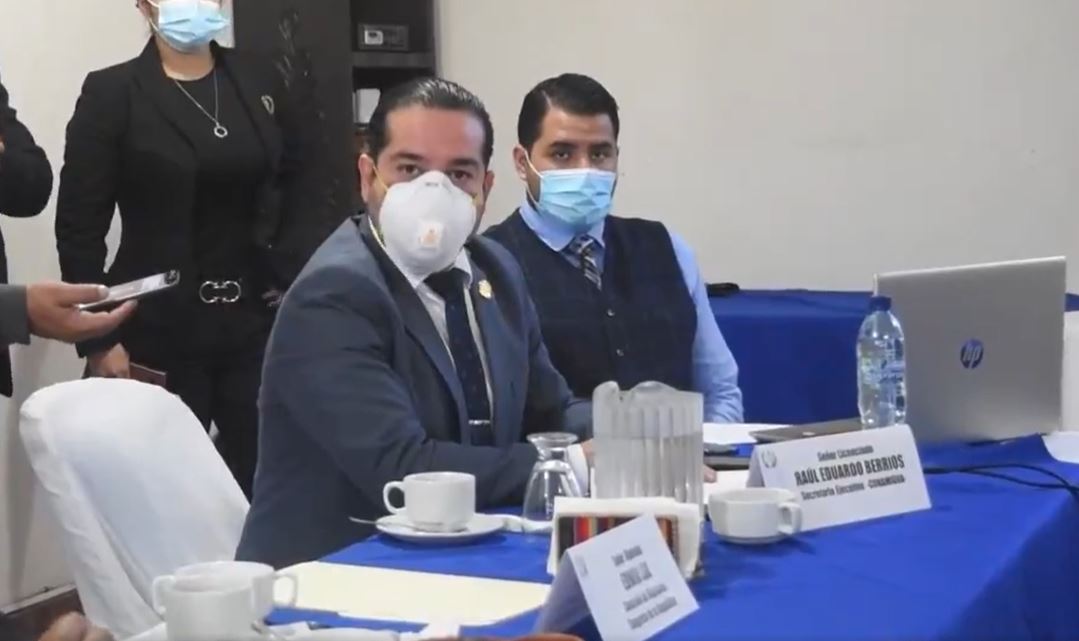El secretario de Conamigua, Raúl Eduardo Berrios, durante una reunión con la Comisión del Migrante del Congreso. (Foto: Conamigua)