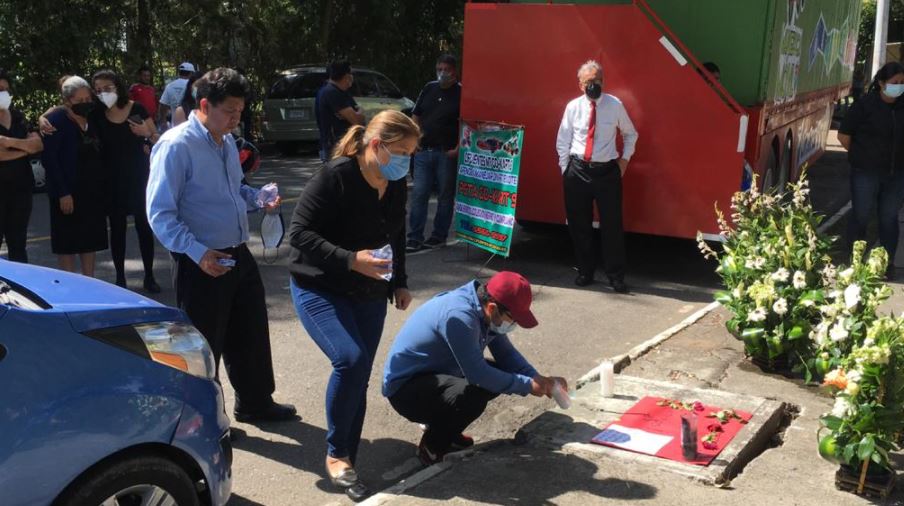 El 24 de enero 2021 familiares rindieron homenaje a Luz María López, cuyo cadáver fue localizado en un drenaje de la zona 2 capitalina. (Foto Prensa Libre: Hemeroteca PL) 