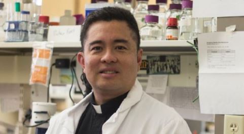 El sacerdote fundó su propio laboratorio en Estados Unidos. (Foto: Twitter/@AngieQBalibay)