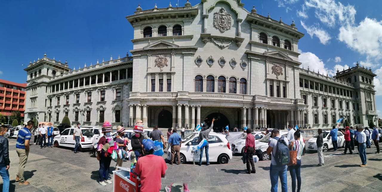 Taxistas en la Plaza de la Constitución. (Foto: Érick Ávila)
