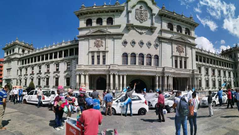 Taxistas en la Plaza de la Constitución. (Foto: Érick Ávila)