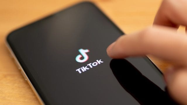TikTok añade alerta sobre contenidos no verificados en videos. (Foto Prensa Libre: EFE)