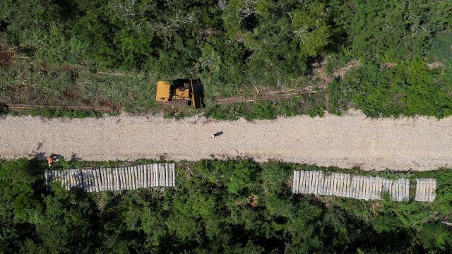 Trabajadores laboran en la construcción del Tren Maya, el viernes 5 de febrero de 2021, en el municipio de Maxcanú, en el estado de Yucatán, México. (Foto Prensa Libre: EFE)