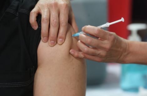 Cuál es la pugna entre el Colegio de Médicos y Salud por el registro de profesionales para ser vacunados