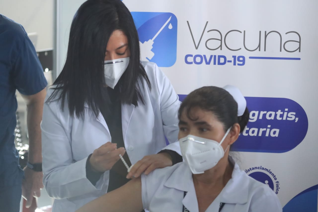 Magdalena Guevara González, de 46 años, es enfermera en el Hospital Temporal Parque de la Industria y fue la primera persona en Guatemala en recibir la vacuna contra el coronavirus. (Foto Prensa Libre: Juan Diego González)