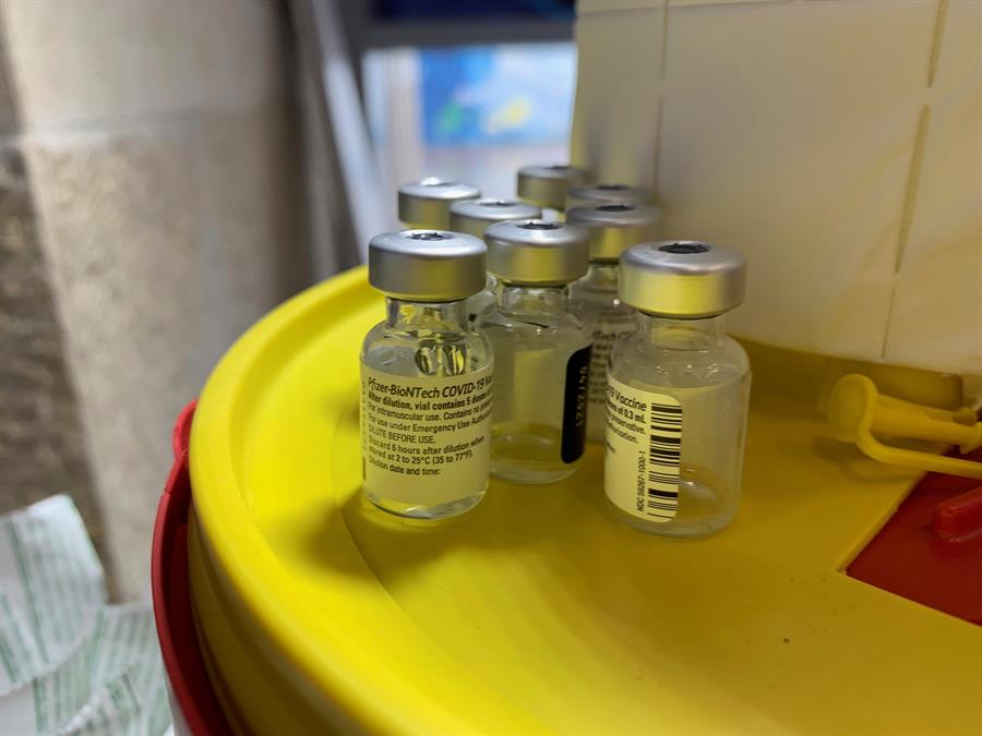 Estudio indica que vacuna de Pfizer puede neutralizar tres variantes del SARS-Cov-2. (Foto Prensa Libre: EFE)
