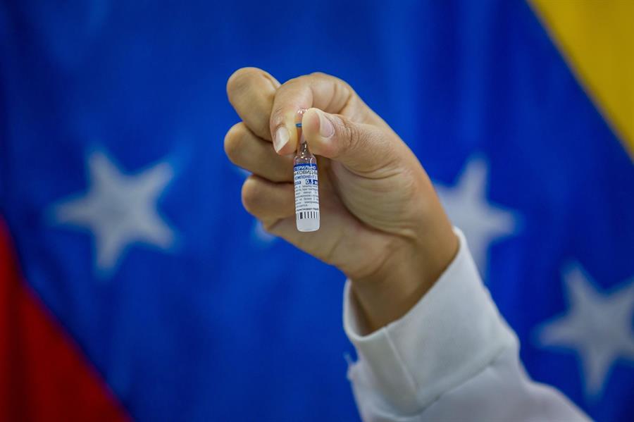 Una enfermera muestra una dosis de la vacuna Sputnik V contra el covid-19 durante una jornada de vacunación en Caracas, Venezuela. (Foto Prensa Libre: EFE)