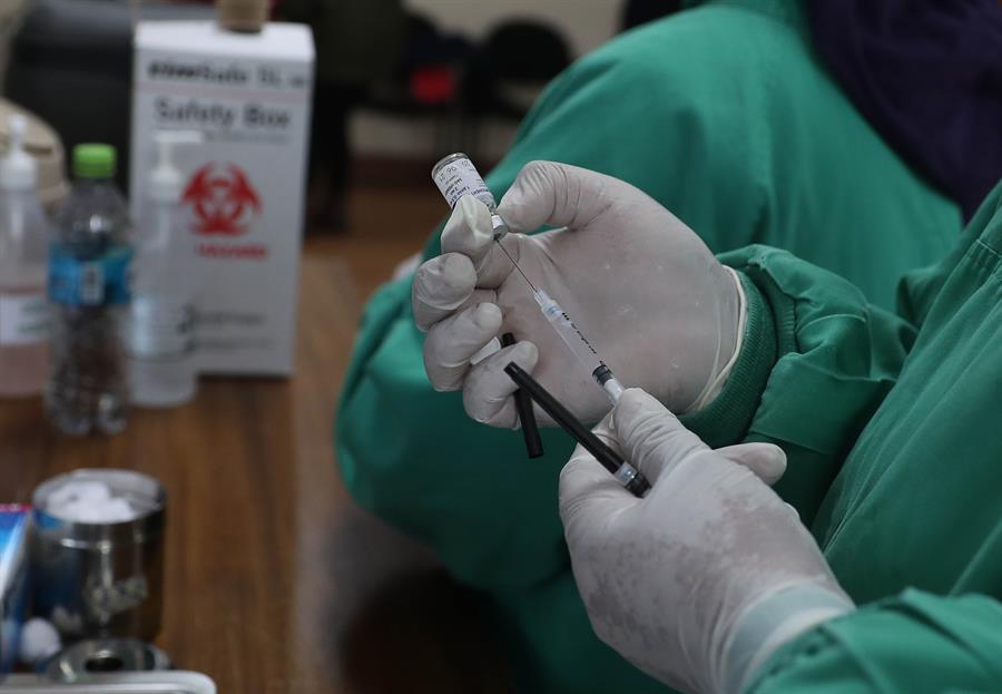 Un médico que fue vacunado en Bolivia, dio positivo a covid-19 a pesar de haber recibido la primera dosis de la vacuna Sputnik V. (Foto Prensa Libre: EFE)