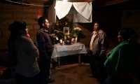 Familiares de migrantes guatemaltecos, usan velas y fotografías de las supuestas víctimas. (Foto Prensa Libre: AFP)